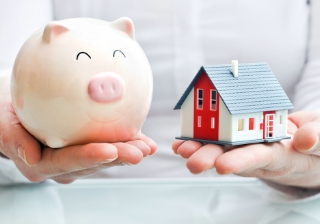 house and savings pig