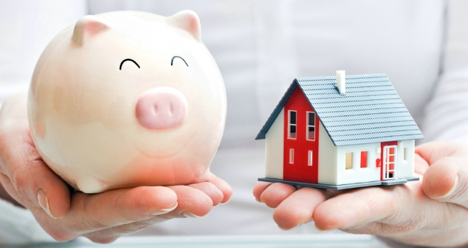 house and savings pig